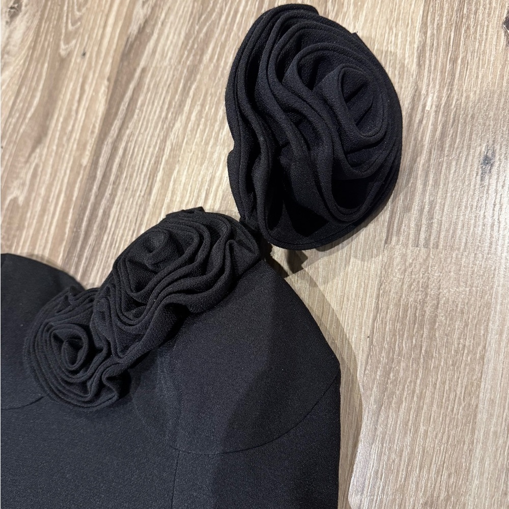 Black one shoulder Flores Dress The Wolf Gang Size L Floral Accent and Slit - Picture 6 of 9